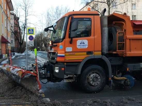 Дорожники Ленобласти готовятся солить дороги в связи со снегопадом