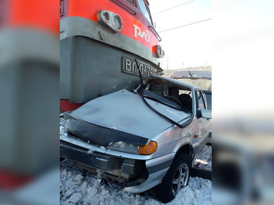 В Башкирии грузовой поезд сбил на переезде легковушку – водитель погиб