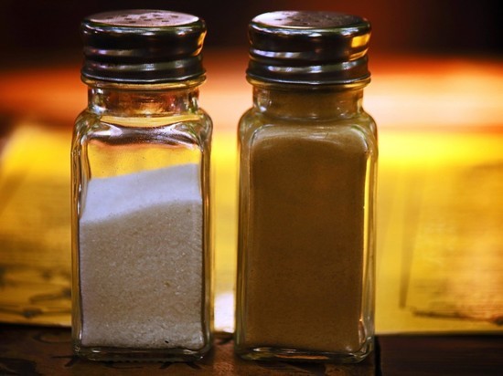 Новосибирцы заподозрили, что в казахстанской соли есть битое стекло
