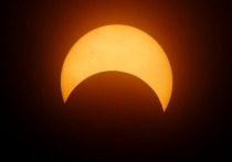 Как специалисты в области астрофизики, так и самопровозглашенные эксперты по влиянию небесных тел на судьбы рассказали о кольцеобразном солнечном затмении менее чем за неделю до Нового года