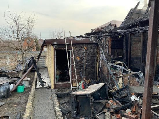 19-летний парень погиб на пожаре в частном доме в Краснодаре: трое спаслись