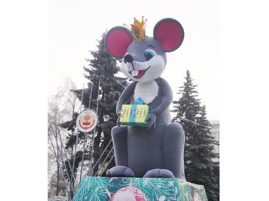 В центре Чебоксар установили трехметровую Королеву-мышь