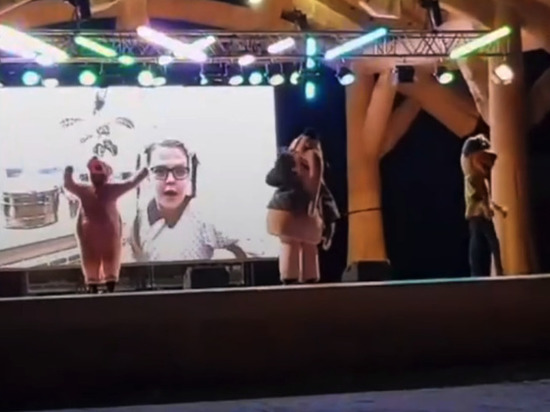 Депутат предложил наградить танцующих аниматоров «грустного дэнса» в парке Универсиады