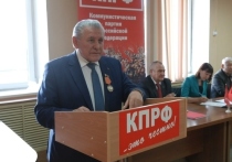 Член фракции КПРФ депутат Сергей Сутурин возмутился фактом проведения внеочередной сессии парламента