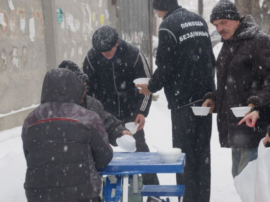 Хабаровских бездомных спасают от холода и голода