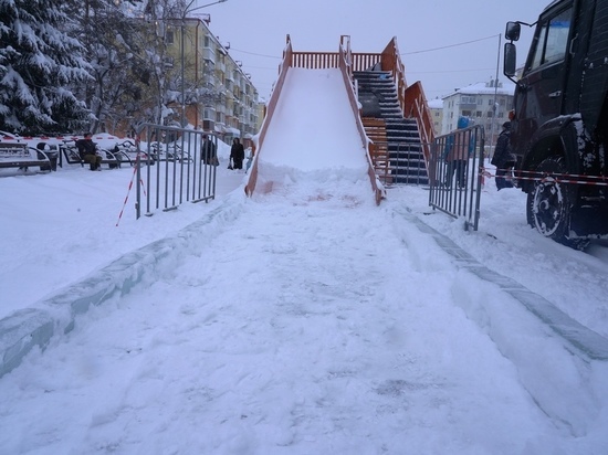 В Междуреченске переделывают травмоопасную горку после жалоб горожан