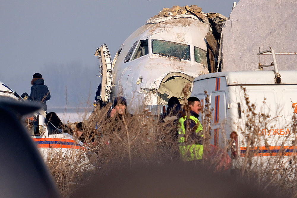 В Казахстане разбился самолет авиакомпании Bek Air: кадры с места