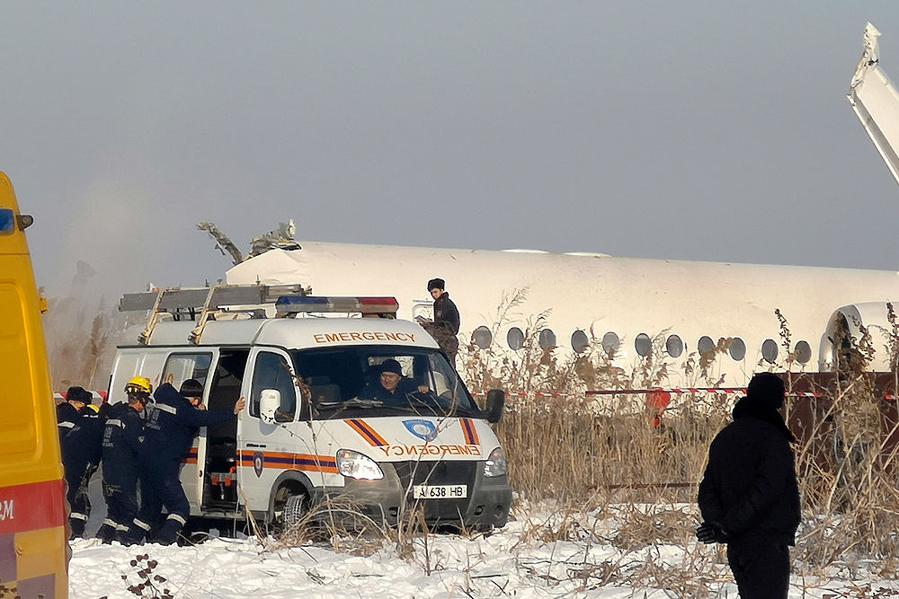 В Казахстане разбился самолет авиакомпании Bek Air: кадры с места