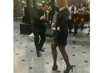 В Instagram официального представителя МИД РФ Марии Захаровой появилось видео с корпоратива ведомства, на котором дипломаты отмечают приближение Нового года и провожают год уходящий