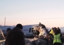Заместитель премьера Казахстана Роман Скляр провел брифинг в аэропорту Алматы в ходе которого назвал основные версии крушения самолета Fokker 100 авиакомпании Bek Air, при котором по последним данным погибли 12 человек