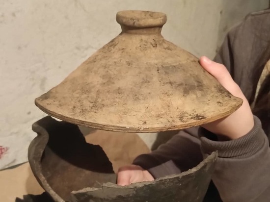 Средневековую посуду нашли археологи на раскопе в Пскове