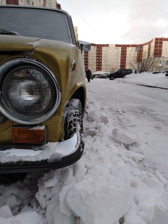 В Надыме трактор помял припаркованный автомобиль во время уборки снега