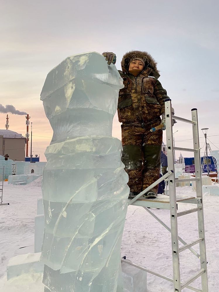 Мастерица из Салехарда создает уникальные ледовые фигуры: фоторепортаж