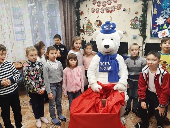 Почтовый Мишка передал детям из детдомов Ямала новогодние подарки