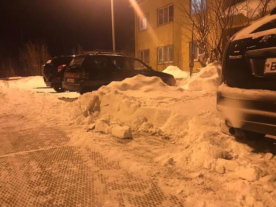 Припаркованные машины помешали уборке снега в Губкинском