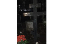 Новый памятник на сгоревшей могиле певца Кирилла Толмацкого (более известного публике как ДЕЦЛ) появится только весной следующего года