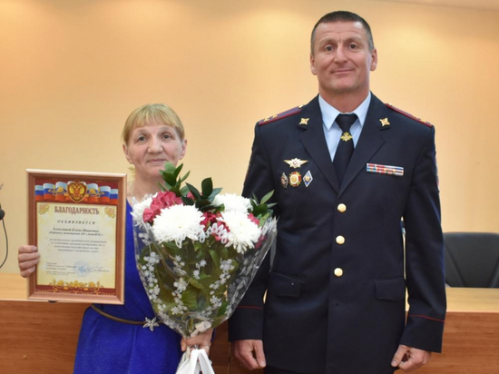 Чебоксарские полицейские наградили работницу автовокзала, нашедшую 90 тысяч рублей