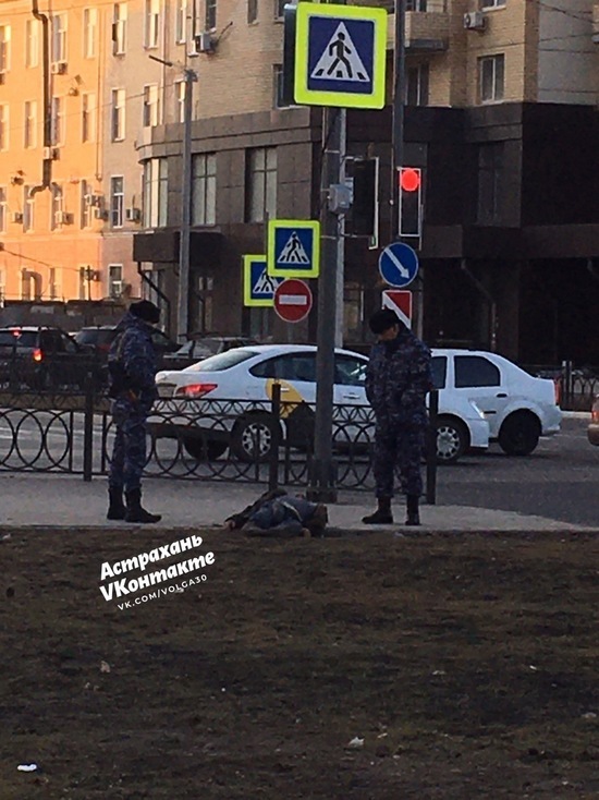 В Астрахани на одной из улиц ожил труп