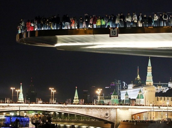 В московский парк "Зарядье" завезли снег