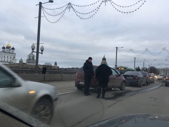 Семь машин столкнулись на мосту в центре Пскова