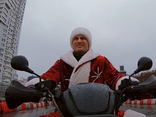 "Дед Мороз" Кличко на квадроцикле открыл движение по киевскому мосту