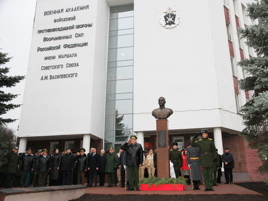 Бюст маршала Василевского торжественно открыли в Смоленске