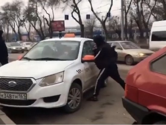 В Ростове мужчина разбил стекла в машине «Яндекс. Такси»