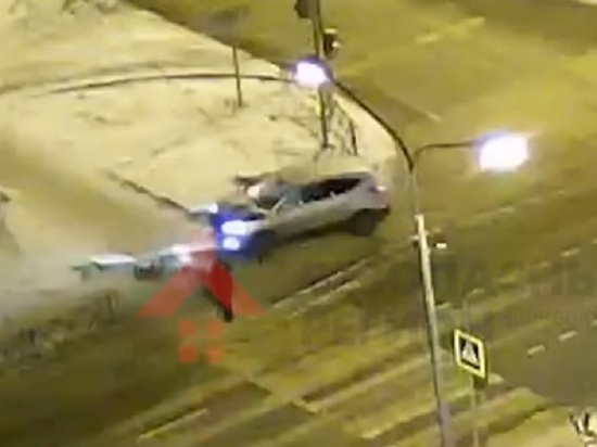 Быстрый или мертвый: в Ярославле пешеход увернулся от падающего светофора