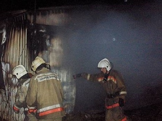 Ночной пожар в Костромской области уничтожил два дома