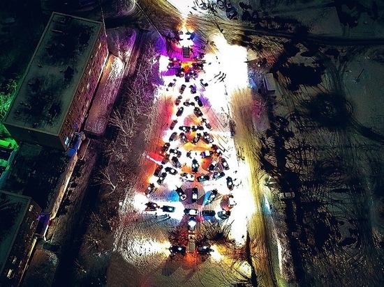 Вяземские автомобилисты устроили своеобразную акцию, поздравив горожан с наступающим Новым годом.