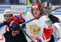 На чемпионате мира по хоккею среди молодежных команд (до 20 лет) сборная России проиграла команде США со счетом 1:3. Теперь на счету российской молодежки одна победа и два поражения в трех матчах, и для выхода в плей-офф потребуется побеждать команду Германии в последнем туре. 