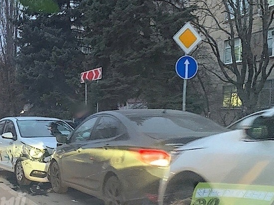 В Ростове таксист устроил массовое ДТП и сбежал с места происшествия