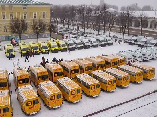 Новогодние подарки костромским медикам и школьникам - автобусы и спецавтомобили