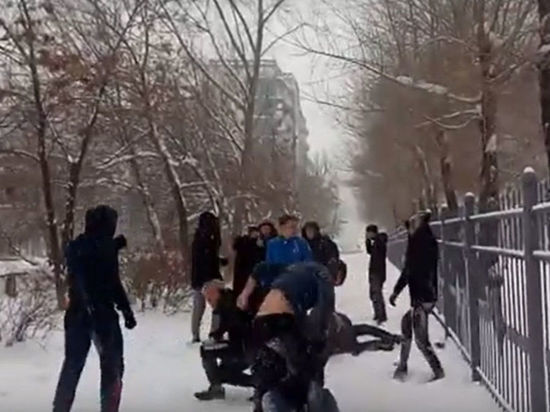 Подростки устроили массовую драку в Новокузнецке
