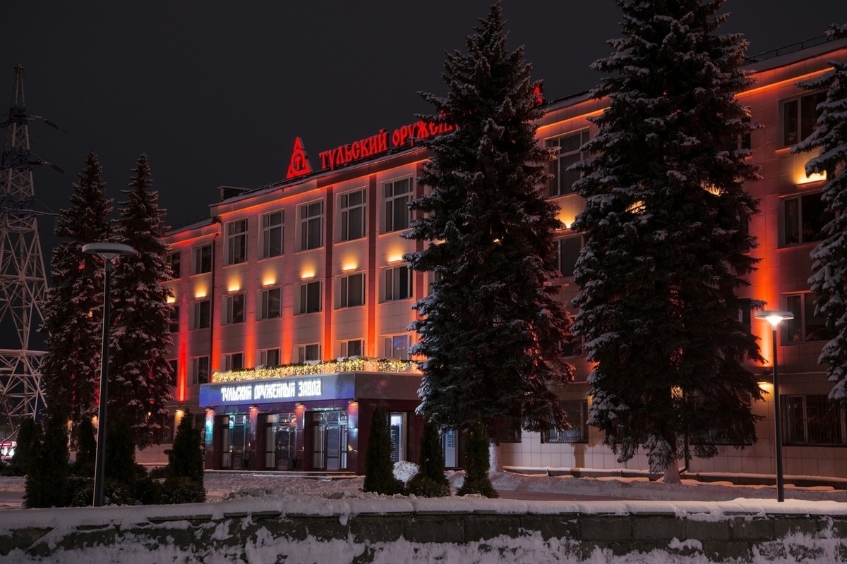 Тульский завод сайт. Тульский завод. Большой Тульский завод. Тульский оружейный вечером зимой. Елка возле оружейного завода в Туле.