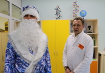 Губернатор Забайкалья Александр Осипов в костюме Деда Мороза поздравил детей в краевом онкологическом диспансере