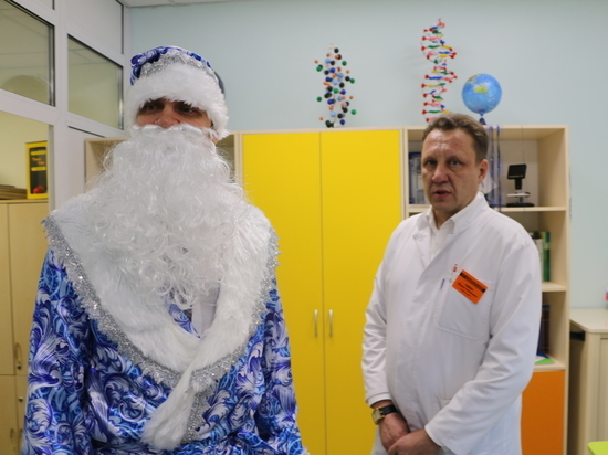 Осипов в костюме Деда Мороза поздравил онкобольных детей