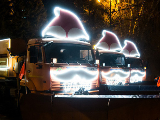 Снегоуборочные машины в Казани украсят «новогодними шапочками»