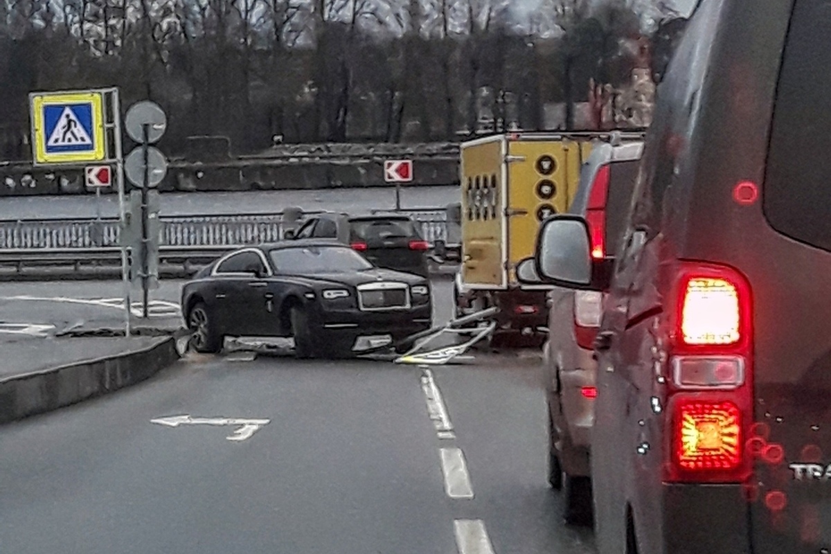 Полиция заинтересовалась Rolls-Royce, попавшим в ДТП без номеров - МК Санкт- Петербург