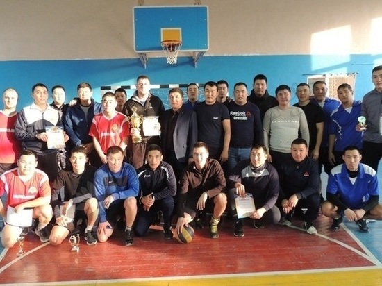 Калмыцкие росгвардейцы сыграли в волейбол