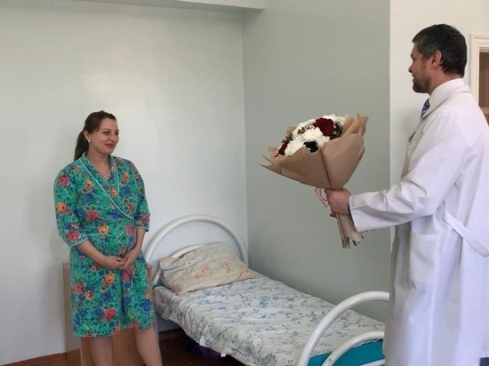 Осипов поздравил маму первого новорожденного 2020 года в Забайкалье