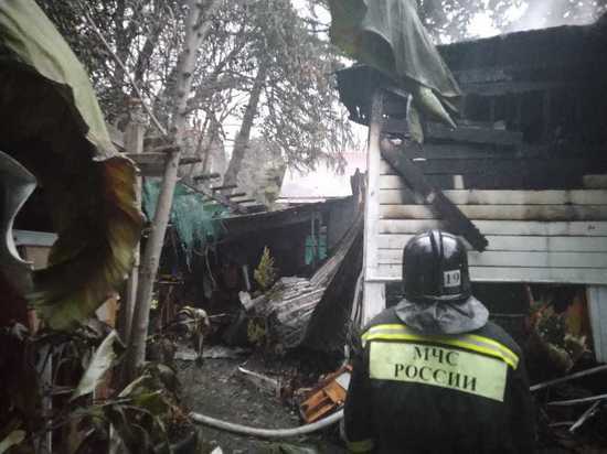 Из горящего на площади 300 квадратных метров дома в Сочи эвакуировали 9 человек