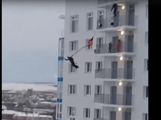 «Даже не шелохнулись»: два парня спрыгнули с парашютами с 24 этажа