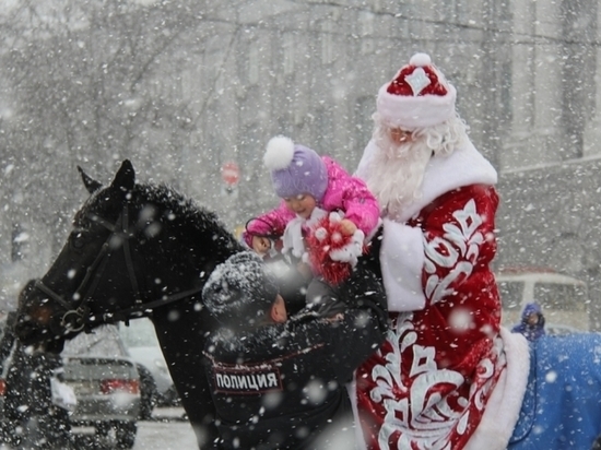 Полицейский Дед Мороз поздравил детей на севере Бурятии