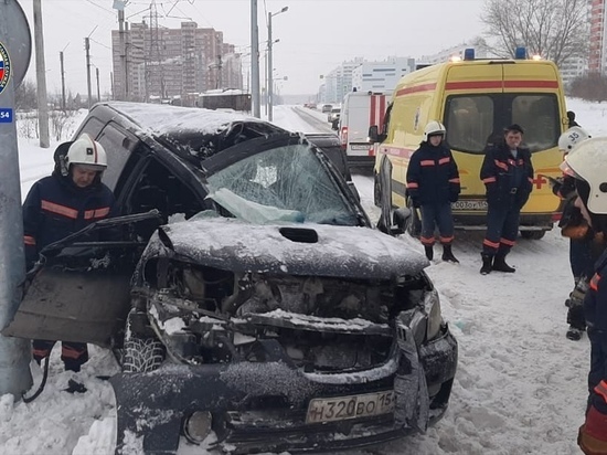 Новосибирские спасатели рассказали о зажатом в салоне водителе