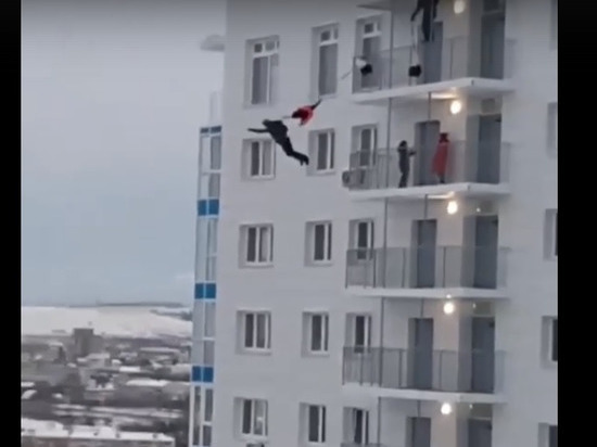 Экстремалы прыгнули с 24 этажа с парашютом в Красноярске