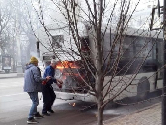 В центре Воронежа загорелся автобус с пассажирами
