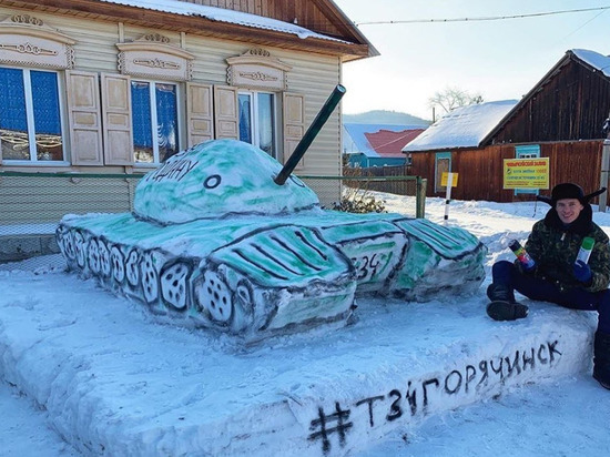 Житель Бурятии слепил танк-снеговик