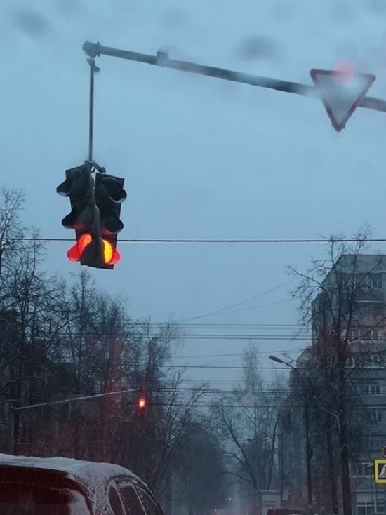В Ярославле готов упасть очередной светофор