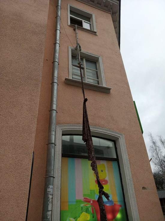 Странный побег из окна дома на Советской обсуждают псковичи
